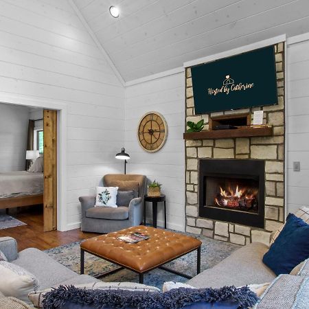 Stunning Luxury Cabin W Hot Tub And Fire Pit Holy Shiplap Is Perfect Romantic Couples Getaway Broken Bow Kültér fotó